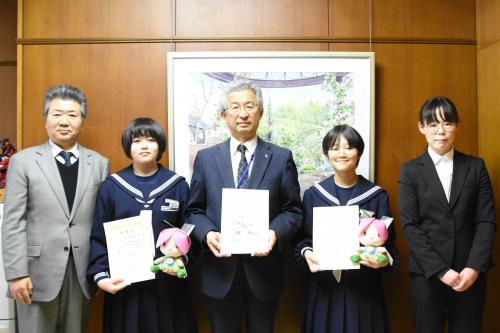 左から佐藤校長、黒澤明莉さん、松井教育長、永﨑みなみさん、鴫原教諭