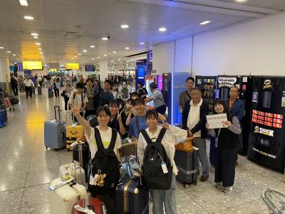 ヒースロー空港に到着した英国訪問団