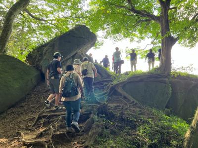 岩角山を登る様子