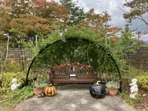 英国庭園ハロウィン_ベンチ