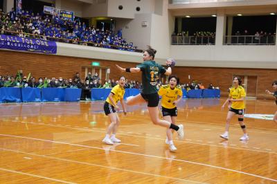 シュートを決める佐原奈生子選手