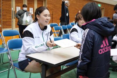 サインを渡す佐原選手