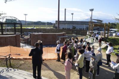 建設中の英国庭園を視察するサポーター