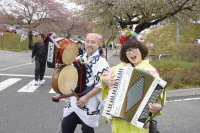 ランナーにエールを送るチンドン屋の皆さん