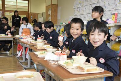 給食を食べる子ども