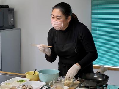 女性が調理をしている写真