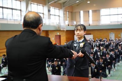 卒業証書を受け取る生徒（本宮第二中学校）