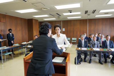 当選証書を付与される川名順子さん