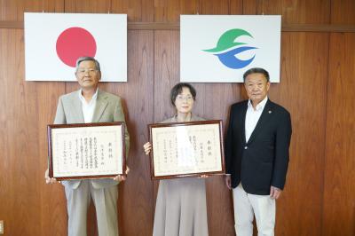 左から穴澤さん、伊藤さん、高松市長