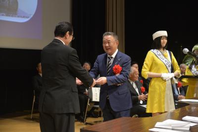 目録を手渡す高松市長