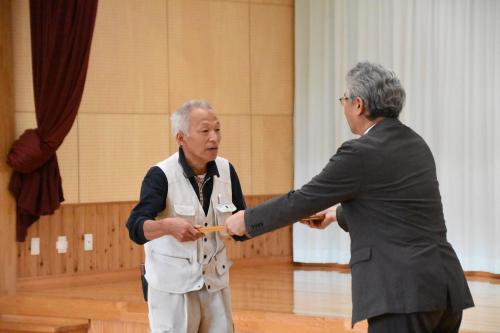 感謝状の贈呈　左から狩野代表、松井教育長