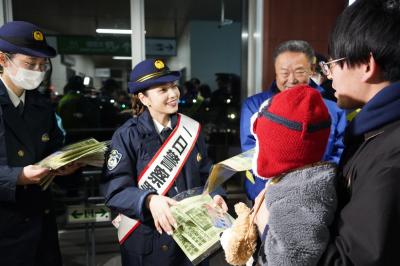 本宮駅で事件事故防止を呼びかける平一日署長