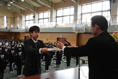 教科書を受け取る味川拓生さん（本宮二中）