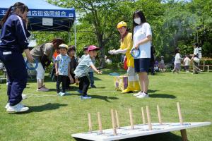 わなげをする子ども