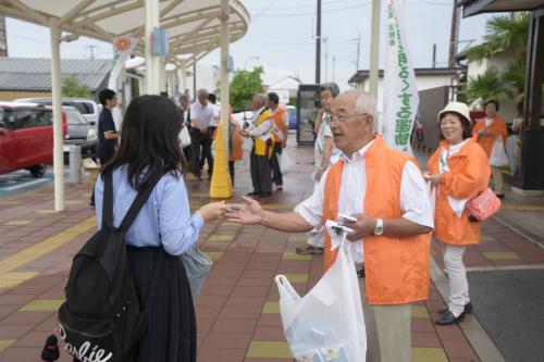 本宮駅前で犯罪防止を呼びかける参加者