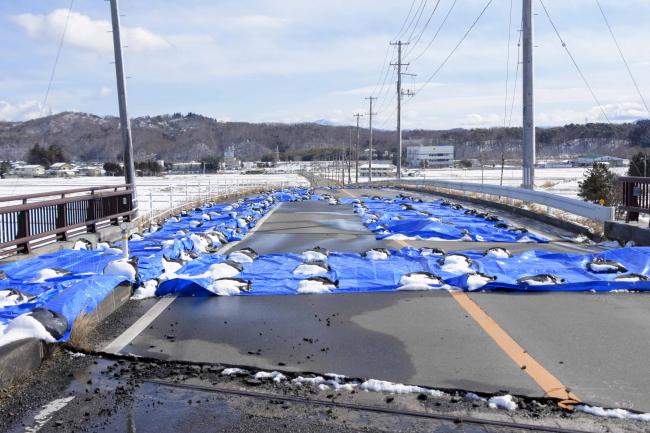 亀裂からの水の浸入による被害拡大を防ぐため、ブルーシートで養生した状況