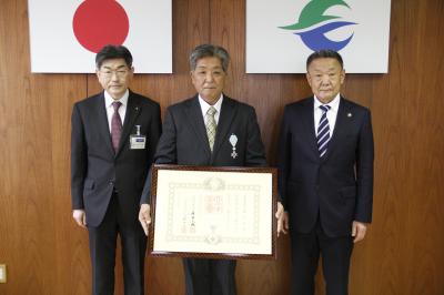 左から宇佐見局長、国分さん、高松市長