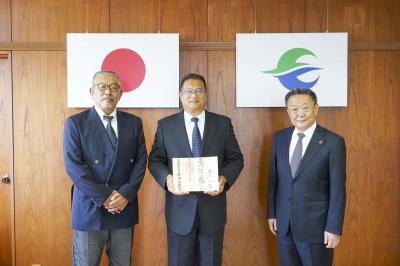 左から次男の国分晃さん、長男の陽一さん、高松市長