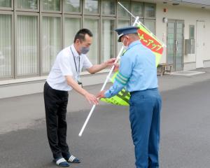 ふくしま未来農業協同組合白沢支店に交通安全啓発用品を贈呈