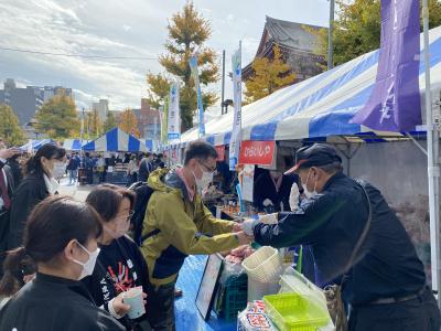 地元産品を販売し、安達地方の魅力PR